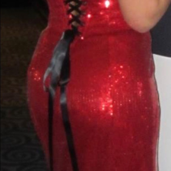 Red Glamorous gown with corset. - Picture 2 of 8